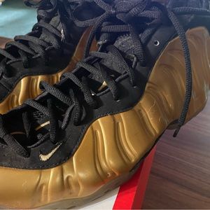 Nike foam Blk/gold 10.5 great shape